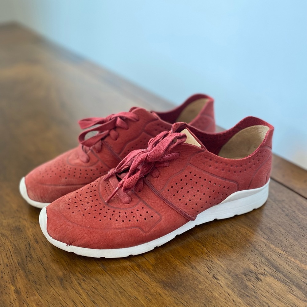 UGG Women’s Tye Fashion Sneaker